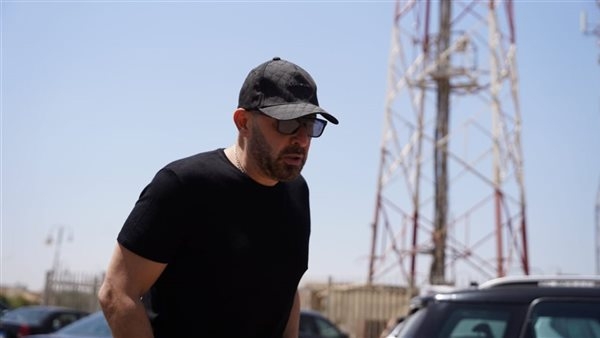 مع السلامة يا صاحبي.. أحمد السقا يلقي نظرة الوداع على سليمان عيد في جنازته