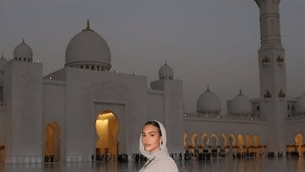 بالحجاب.. جورجينا رودريجيز تزور مسجد الشيخ زايد