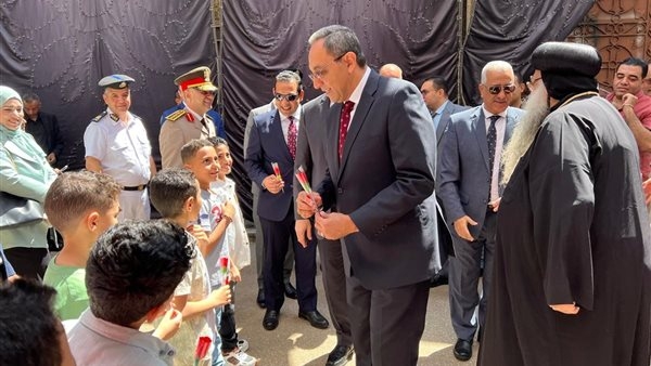 استقبلوه بالورد.. محافظ قنا يقدم التهنئة لأقباط دشنا بمناسبة عيد القيامة المجيد