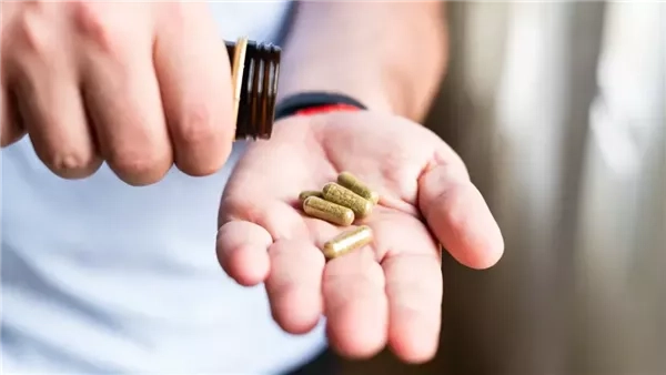 خبراء الصحة يحذرون: مكملات طبيعية شائعة لا تفيد الرجال في منتصف العمر