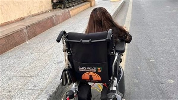 'مارينا تبحث عن رامب'.. فتاة أقصرية من ذوي الهمم تثير قضية غائبة على كورنيش المدينة السياحية
