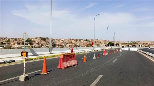 محافظ أسوان يتابع أعمال تركيب فواصل دائمة بمحور بديل خزان أسوان لتحقيق الأمان لمستخدمي الطريق
