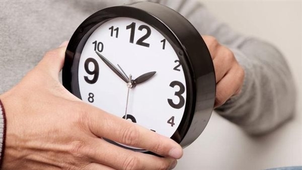 موعد أذان الفجر بعد العمل بالتوقيت الصيفي.. وطريقة ضبط الساعة على الموبايل