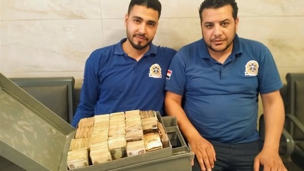 طاقم إسعاف يعيد 900 ألف جنيه لصاحب محل ذهب بعد إصابة عامل في حادث سير