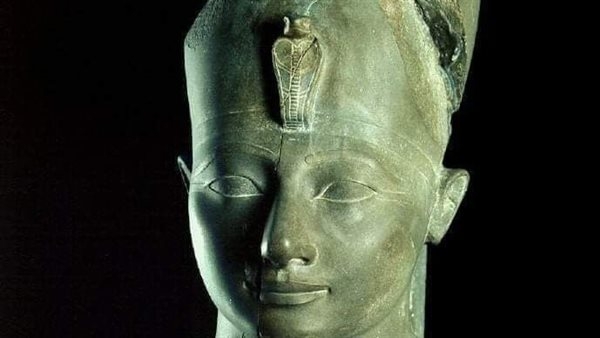 صُنع من مادة الشيست الرمادي.. المتحف المصري بالتحرير يعرض تمثالا للملك تحتمس الثالث