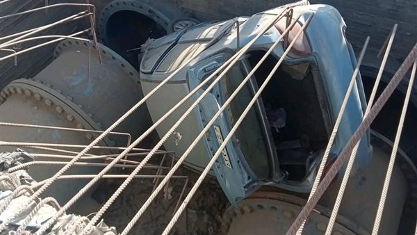 سقوط سيارة ملاكي في بيارة خط مياه تحت الإنشاء بالمنوفية
