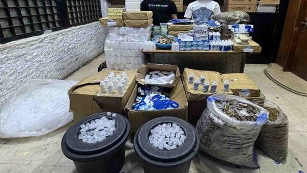ضبط أصحاب مصنع محلول عدسات لاصقة مجهولة المصدر.. واستخدام علامة تجارية دون ترخيص بالقاهرة