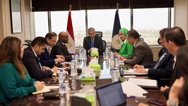 وزير السياحة يلتقي سكرتير عام منظمة الدول الثماني النامية للتعاون الاقتصادي والوفد المرافق له
