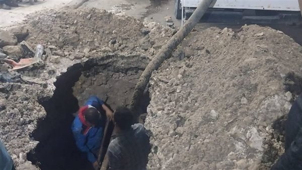 كسر ماسورة مياه في منطقة العطارين بالإسكندرية.. والحي يتدخل لسرعة إصلاحها