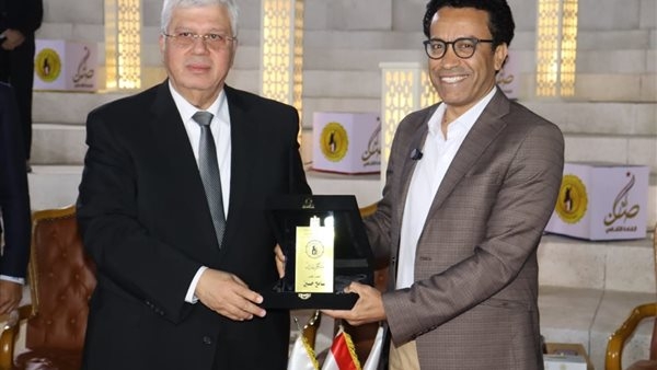 وزير التعليم العالي يكرم الفنان سامح حسين بعد نجاح برنامج قطايف