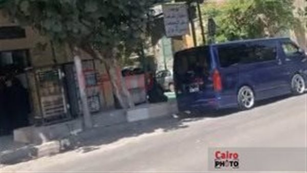 وصول جثمان الفنان نعيم عيسى إلى مسجد المنارة بالإسكندرية استعدادًا لصلاة الجنازة عليه