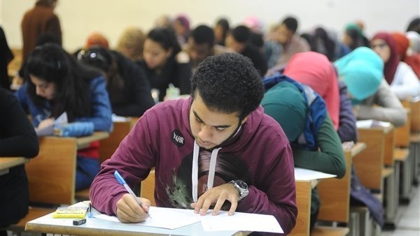 طلاب الأول الثانوي بالقاهرة يؤدون امتحان التاريخ غدًا
