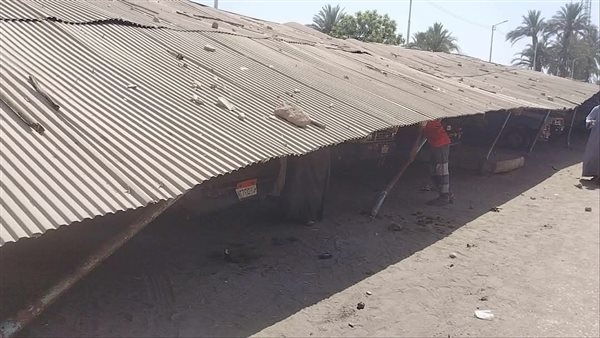 40 عربة تحطمت.. الدفع بمعدات ثقيلة لرفع سقف موقف السيارات المنهار في قنا