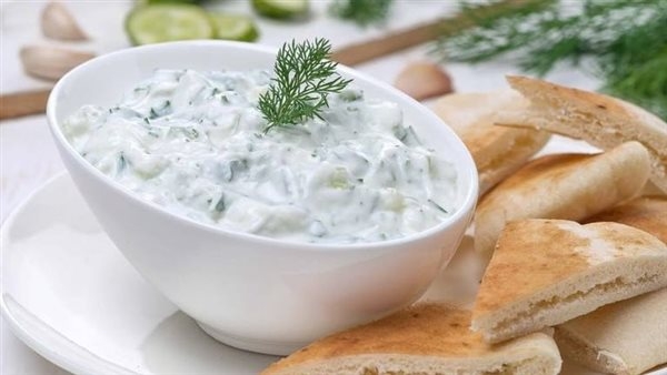 خطوات عمل سلطة زبادي بالخيار والثوم.. هل فرم الخضراوات يفقدها فوائدها؟