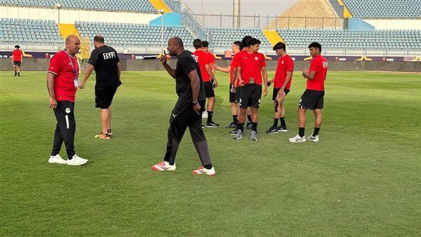 محاضرة حماسية لمنتخب الشباب قبل مواجهة غانا.. واللاعبون يتفقدون ملعب المباراة
