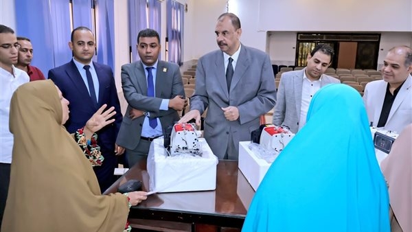 وسط فرحة وزغاريد.. محافظ سوهاج يسلم ماكينات خياطة للأسر الأولى بالرعاية في سوهاج