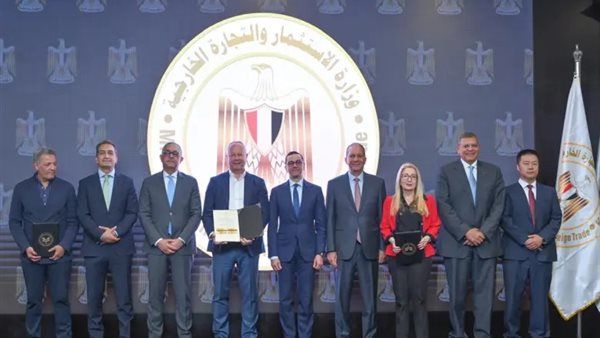 منها أبيدوس للطاقة المتجددة.. وزير الاستثمار يسلم 6 رخص ذهبية جديدة لعدد من المشروعات