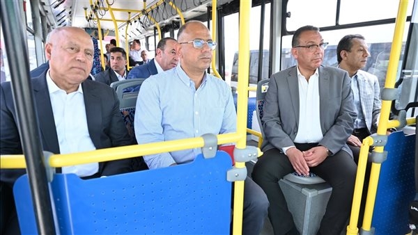 كامل الوزير يستقل الأتوبيس الترددي للاطمئنان على جاهزية تشغيله أمام الركاب │ صور