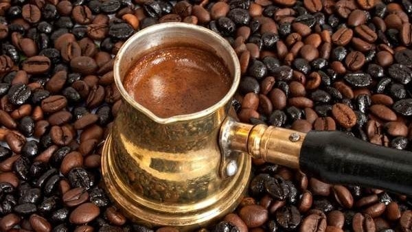 شرب القهوة على معدة فارغة.. عادات خاطئة فور الاستيقاظ من النوم