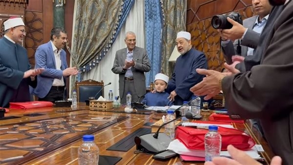 بعد استقباله وجلوسه على كرسيه.. شيخ الأزهر يعد الصغير أنس برحلة عمرة بعد موسم الحج
