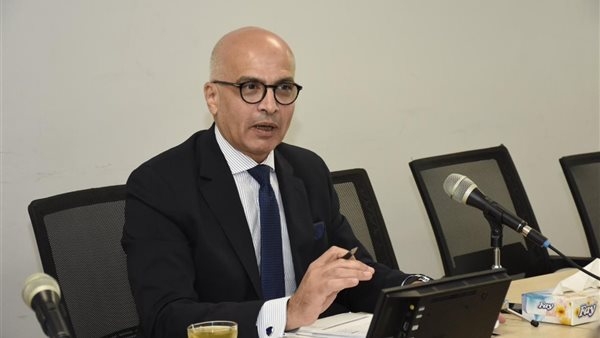 رئيس جامعة عين شمس يناقش تطوير اللوائح الداخلية بالكليات بما يتماشى مع متطلبات سوق العمل