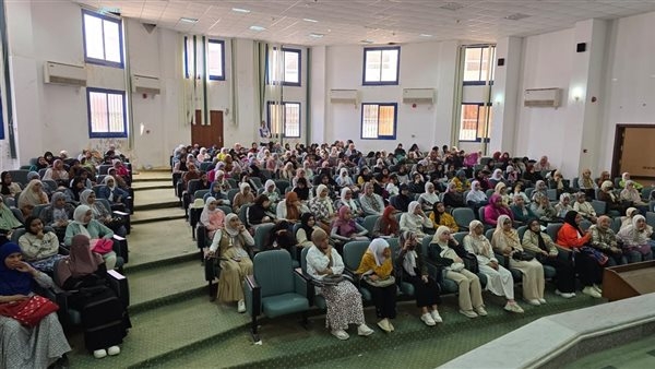 مديرة تعليم مطروح تتابع المراجعة النهائية لطلاب الشهادة الإعدادية لإيضاح نوعية أسئلة البوكليت