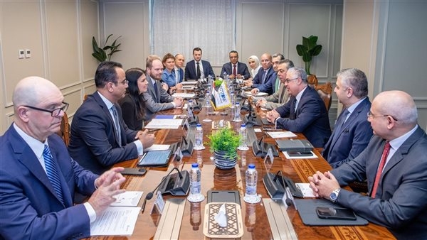 بعد دعوة أسامة ربيع.. رئيس اقتصادية السويس يجتمع مع قيادات ميرسيك العالمية لبحث تعزيز التعاون
