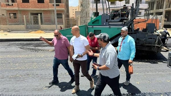 رئيس جهاز القاهرة الجديدة يتفقد أعمال تطوير الطرق والمحاور.. وشن حملات لإزالة مخالفات البناء