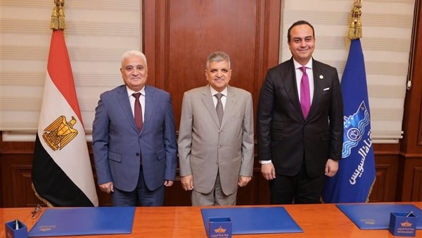 الفريق أسامة ربيع يوقع مذكرة دعم الحقوق التأمينية والصحية للعاملين بهيئة قناة السويس