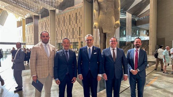 المتحف المصري الكبير يستقبل كبير مستشاري الرئيس الأمريكي للشؤون العربية والشرق الأوسط