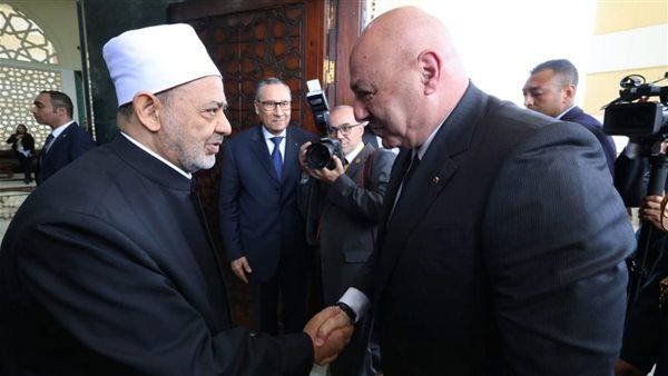 الرئيس اللبناني يدعو شيخ الأزهر لزيارة لبنان وإعادة افتتاح المعهد الأزهري في بيروت