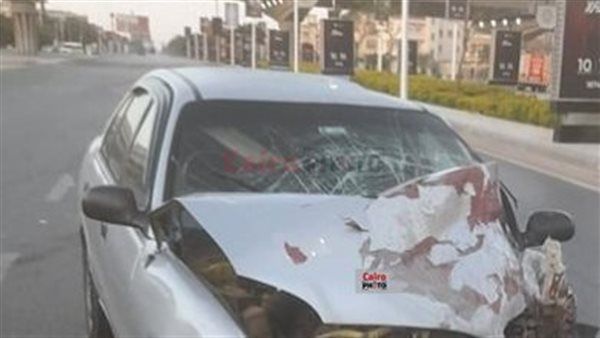 يسير بسرعة جنونية.. سيارة تخترق سور كمبوند وتصطدم بأتوبيس مدرسة بالقاهرة الجديدة