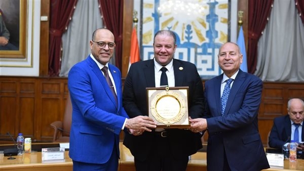 وزير العمل ومحافظ القاهرة يكرمان رجال إسعاف أعادوا 15 مليون جنيه وموظفا رفض رشوة لأمانتهم