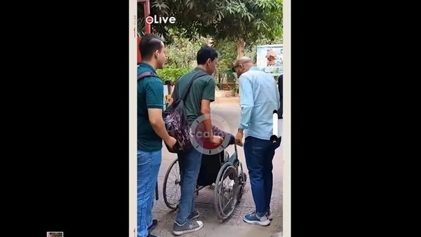 إنت اللي لوحدك شبهي.. طالب يصطحب زميله للجان امتحانات نهاية العام على كرسي متحرك