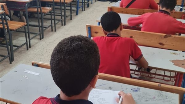 طلاب الصف الأول الثانوي بالقاهرة يؤدون امتحان الرياضيات اليوم