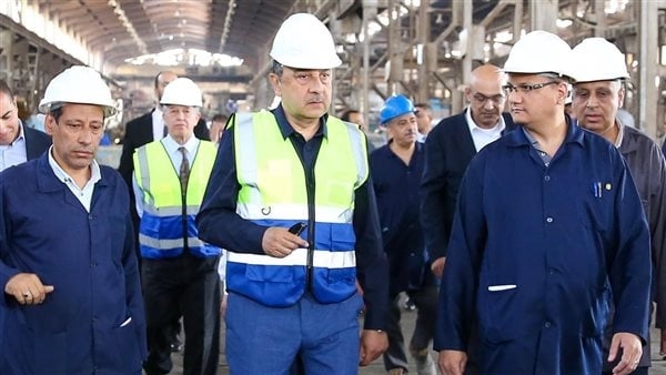 وزير قطاع الأعمال يتفقد مصانع النحاس.. ويوجه بتحديث الإنتاج وتحسين بيئة العمل