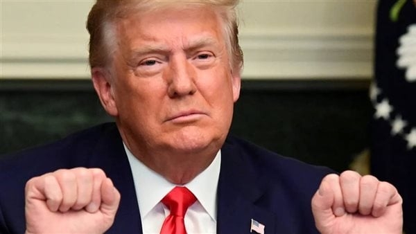 ترامب يهدد شركة آبل بـ 25% رسومًا جمركية على هواتفها المصنعة خارج أمريكا