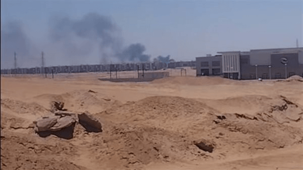الدخان ملأ السماء.. مشاهد من حريق مصنع العطور في بدر