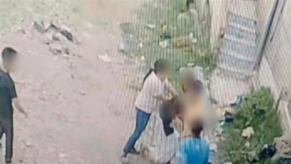 بسبب كيس شيبسي.. والد فتاة تعرضت للسحل على يد جيرانها في دمياط: بنتي مريضة قلب