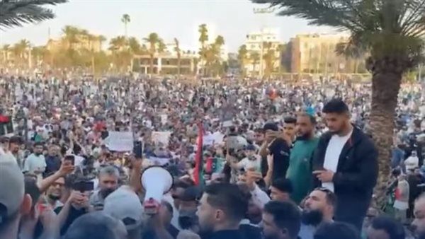 المتظاهرون في طرابلس يهددون بالعصيان المدني ما لم تنفذ مطالبهم
