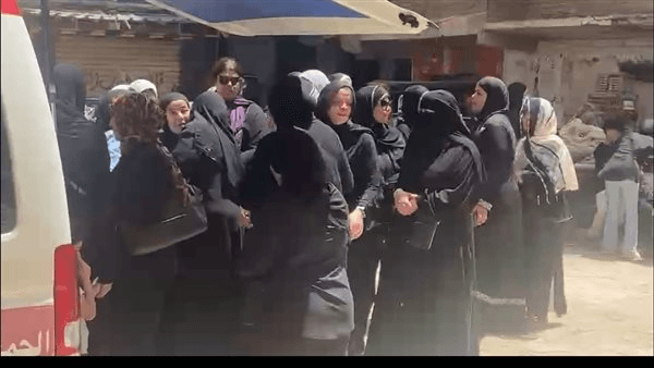 انهيار والدة الغواص حسن عدلي غريق العمل بالعين السخنة خلال تشييع جثمانه بالإسكندرية