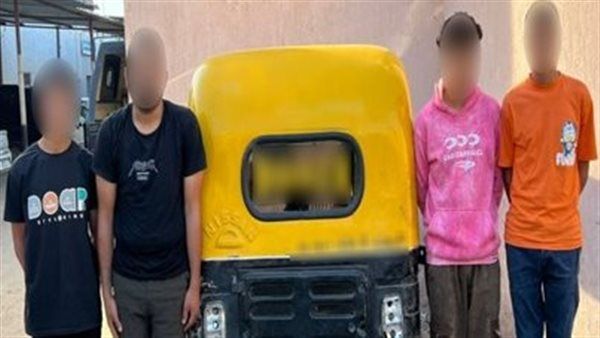 بقصد اللهو والمزاح.. القبض المتهمين بالجلوس أعلى توك توك حال سيره بالبحيرة
