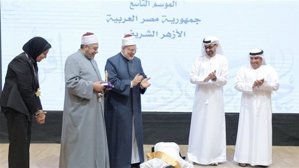 وكيل الأزهر عن سجود طالب بعد فوزه بالمركز الأول في مسابقة تحدي القراءة: مشهد يلخص رسالة الأزهر