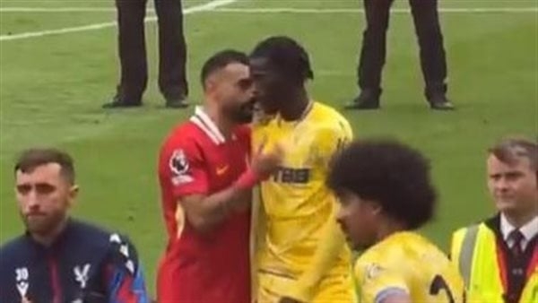 بسبب استبداله.. محمد صلاح يواسي لاعب كريستال بالاس لبكائه بعد مباراة ليفربول بالدوري