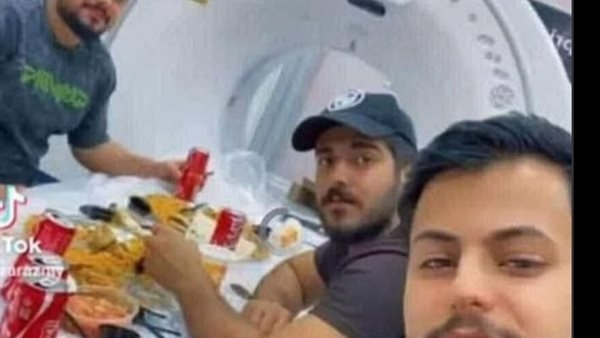 حولوه لمائدة.. غضب في العراق بسبب تناول موظفين الطعام على جهاز أشعة