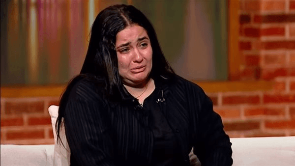 جوزي مكنش لاقي يتعالج وأمه كانت عايزاه يطلعها الحج.. أرملة إبراهيم شيكا ترد على والدته