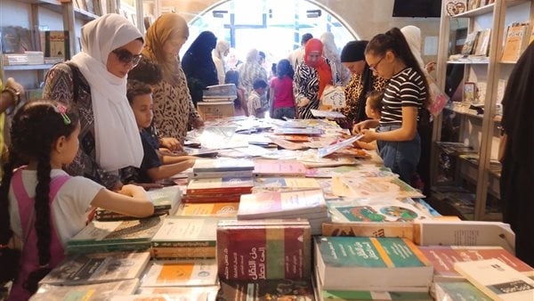 إقبال كبير على معرض الكتاب بمكتبة مصر العامة بالدقهلية: تنوع في الكتب وأسعار تبدأ من 4 جنيهات