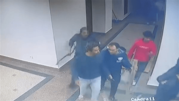 لحظة طرد أحمد الدجوي من جامعة MSA في مارس الماضي