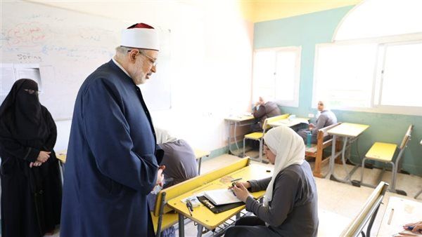 في أولى جولاته الميدانية لامتحانات الثانوية الأزهرية.. وكيل الأزهر يتفقد لجان مجمع الشروق النموذجي
