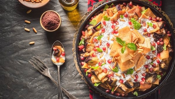 طريقة عمل الفتة بالحمص.. احتفظي بماء السلق لهذا السبب